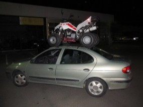 Quad auf Autodach geschnallt